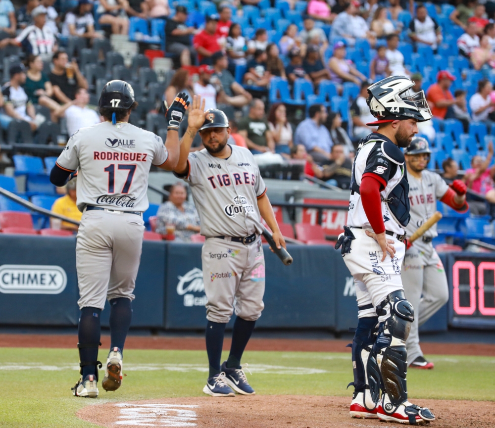 Contundente victoria felina en Monterrey