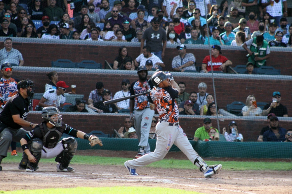 Gran actuación del relevo felino y Tigres asegura la serie