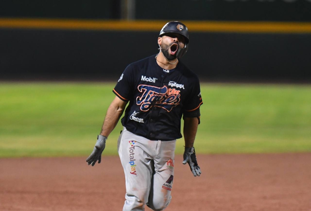 Alex Robles se vuela la barda en la novena y Tigres gana