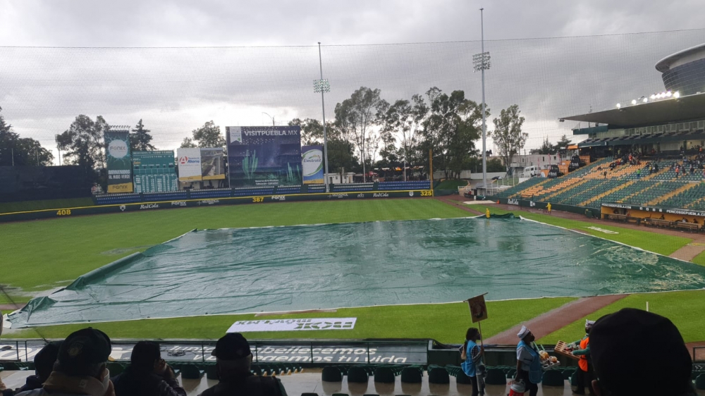 La lluvia impide el inicio de serie en Puebla
